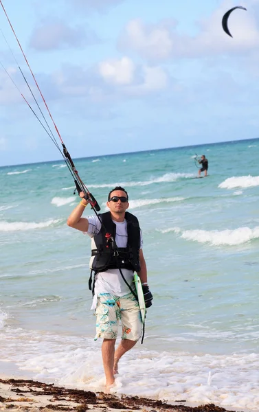 Homem envolvido em kiteboarding na costa de Cuba . — Fotografia de Stock