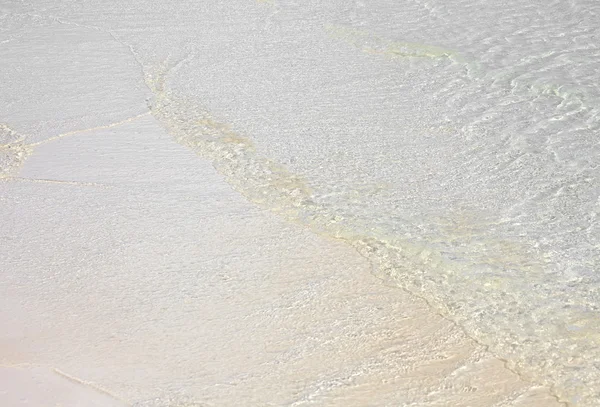 Água limpa sobre areia branca. Oceano Atlântico. Cayo Guillermo. Filhote — Fotografia de Stock