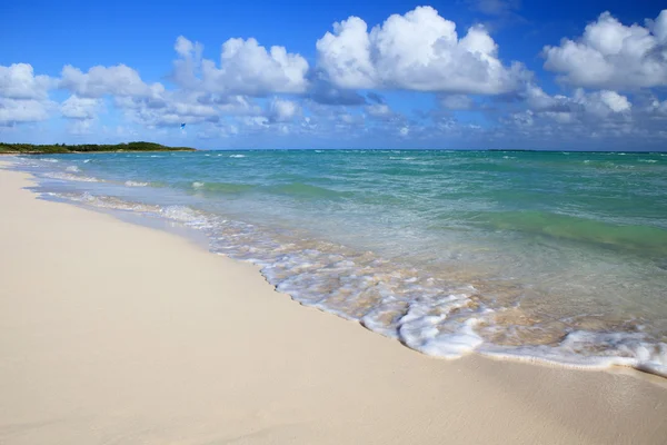 Czysty biały plaży wyspa cayo guillermo. ocean Atlantycki Zdjęcia Stockowe bez tantiem