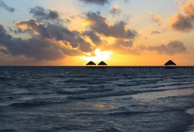 Atlantik Okyanusu 'nda gün doğumu. Cayo Guillermo. Küba.