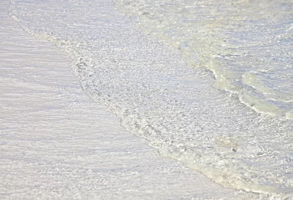 Czysta woda na białym piaskiem. ocean Atlantycki. Cayo guillermo. cub — Zdjęcie stockowe