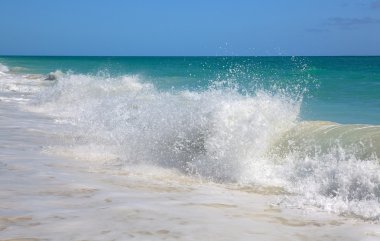 Karayip Denizi 'nin dalgaları. Playa los Cocos. Cayo Largo. Küba.