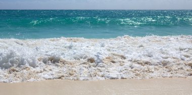 kar-beyaz köpük Karayip Denizi. Playa los cocos. Cayo larg