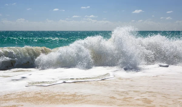 A Karib-tenger hullámai. Playa los Cocos-ban. Cayo Largo vagyok. Kubában. — Stock Fotó