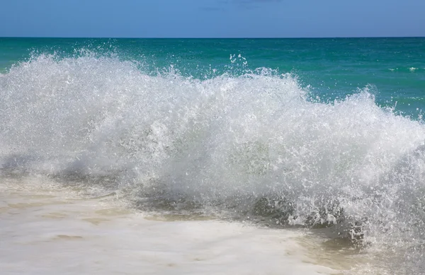 A Karib-tenger hullámai. Playa los Cocos-ban. Cayo Largo vagyok. Kubában. — Stock Fotó