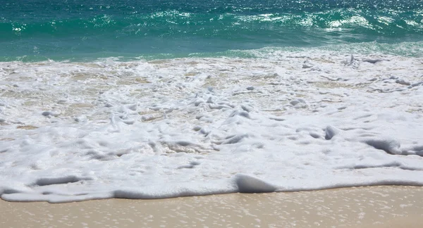 Śnieżnobiała piana Morza Karaibskiego. Playa los cocos. Cayo najwięk — Zdjęcie stockowe