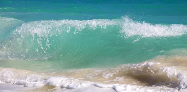 カリブ海の波。プラヤ・ロス・ココ。ケイオ・ラーゴ。キューバ. — ストック写真