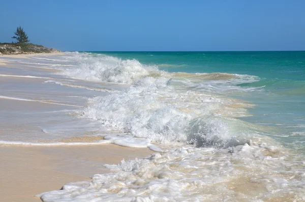 Snow-white foam of the Caribbean Sea. Playa los Cocos. Cayo Larg — Stock Photo, Image
