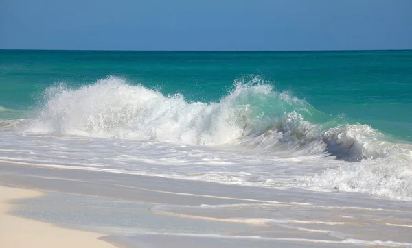 Mar Caribe bullicioso. Playa los Cocos. Cayo Largo. Cuba . — Foto de Stock