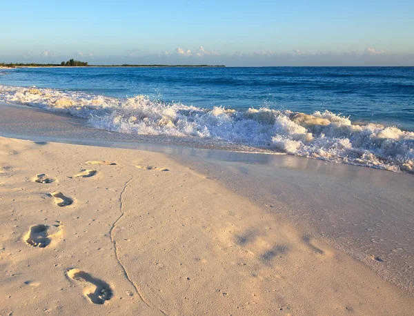 Следы на белом песке. Playa Fena. Каё Ларго. Куба . — стоковое фото