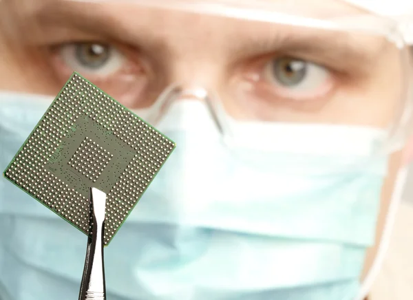Behandeling van een microchip — Stockfoto