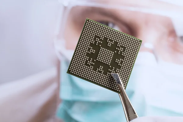 Examining a microchip — Stock Photo, Image