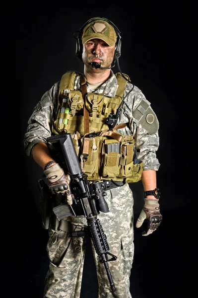 Asker silahla poz — Stok fotoğraf
