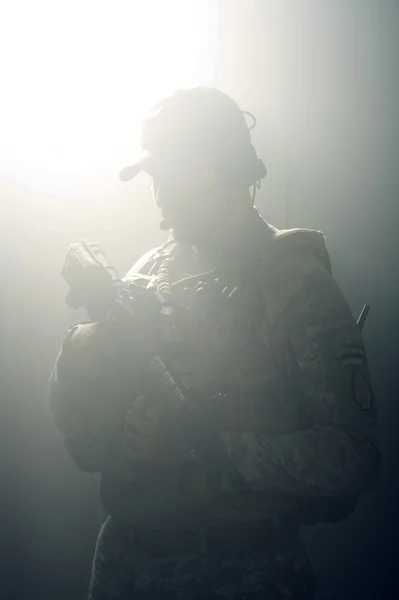 Una silueta de un soldado — Foto de Stock