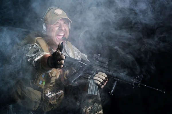En soldat i røyken etter eksplosjonen. – stockfoto