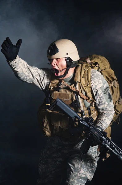 Een soldaat in de rook na de explosie — Stockfoto