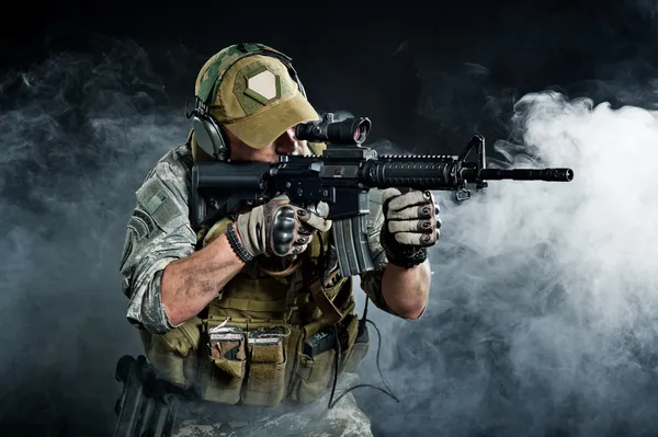 Een soldaat in de rook na de explosie — Stockfoto