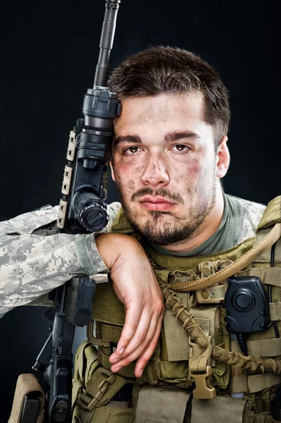 Soldado posando con un arma — Foto de Stock