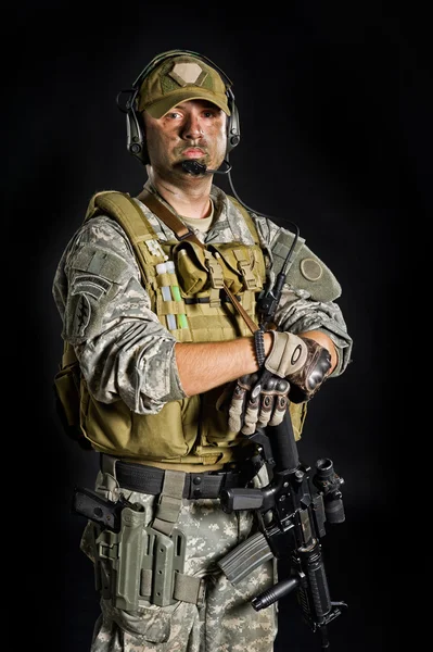 Soldat posiert mit Waffe — Stockfoto