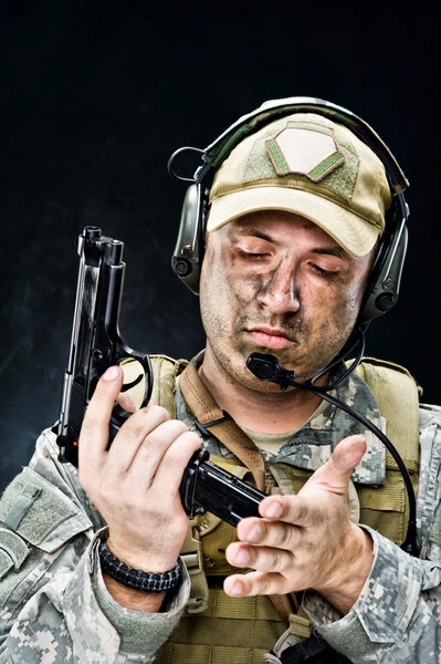 Soldado posando con un arma —  Fotos de Stock