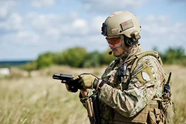 En soldat med våpen. – stockfoto