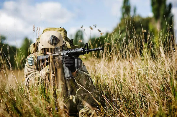 Een soldaat bewakers het grondgebied Stockfoto