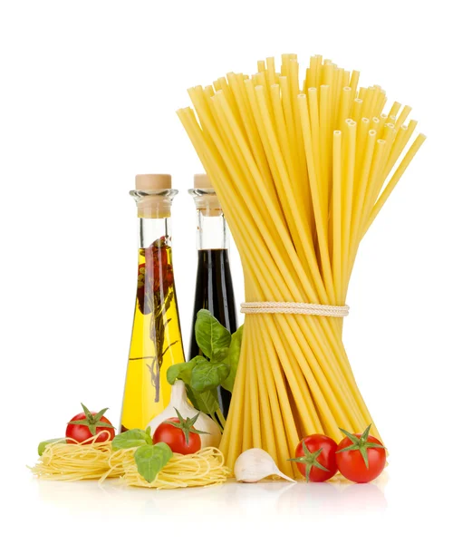 Nudeln, Tomaten, Basilikum, Olivenöl, Essig, Knoblauch und Parmesan — Stockfoto