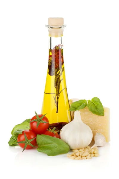 Olijfolie, cherry tomaten, basilicum, knoflook en Parmezaanse kaas — Stockfoto