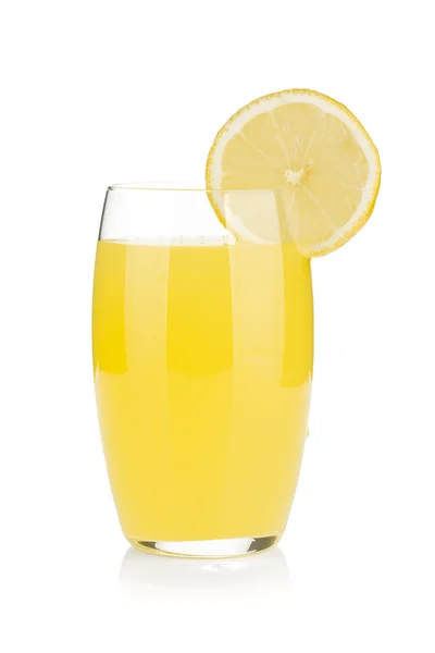 レモン ジュース、レモン スライスとガラス — ストック写真