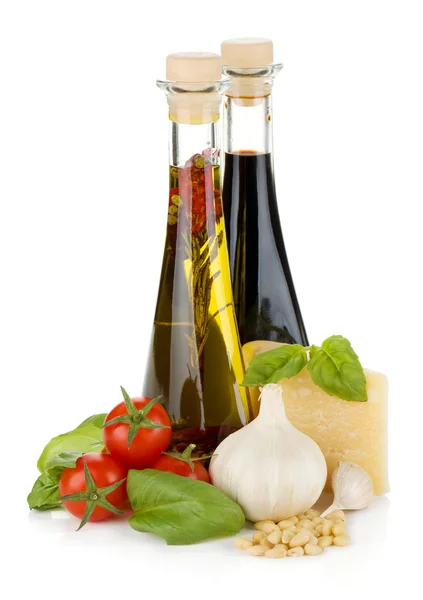 Tomates, albahaca, aceite de oliva, vinagre, ajo y queso parmesano —  Fotos de Stock