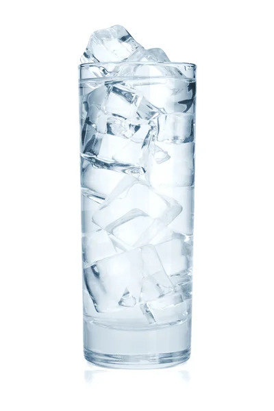 Sklenice čisté vody s kostkami ledu — Stock fotografie