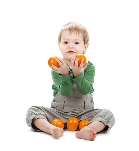 Baby mit Orangen — Stockfoto