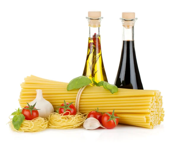 Pasta, tomatoes, basil, olive oil, vinegar and garlic — Stock Photo, Image