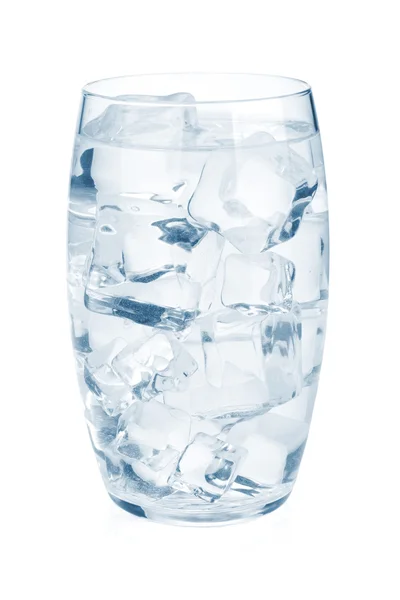 Szklanka czystej wody z kostkami lodu — Zdjęcie stockowe