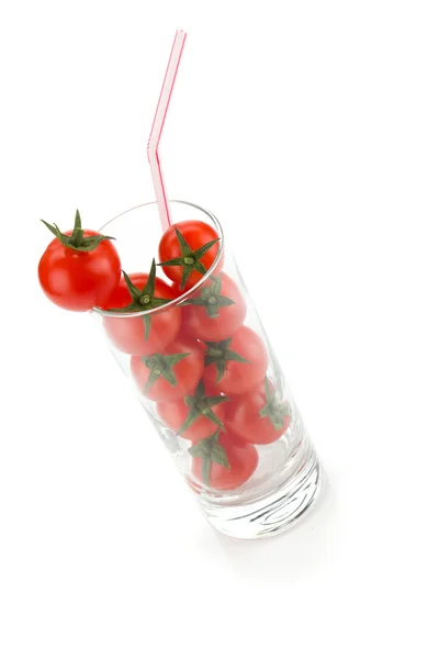 Tomates cereja em vidro com palha de bebida — Fotografia de Stock