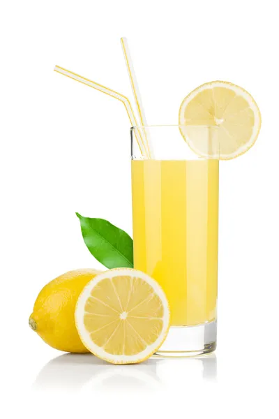 Copo de suco de limão e limões frescos — Fotografia de Stock