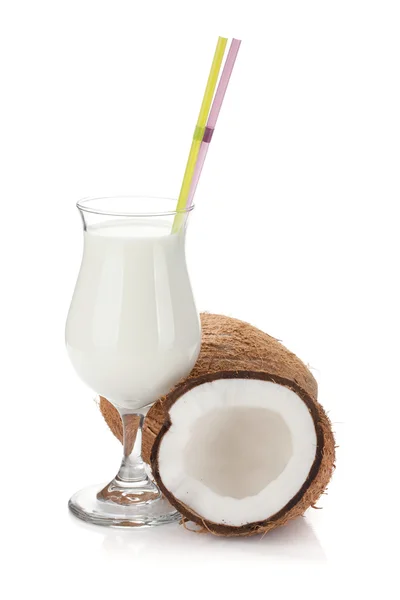 Кокосовый коктейль и кокосы — стоковое фото