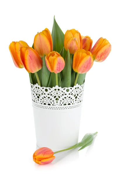 Tulipani arancioni in vaso da fiori — Foto Stock