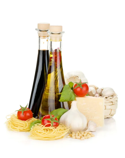 Pâtes alimentaires, tomates, basilic, huile d'olive, vinaigre, ail et parmesan — Photo