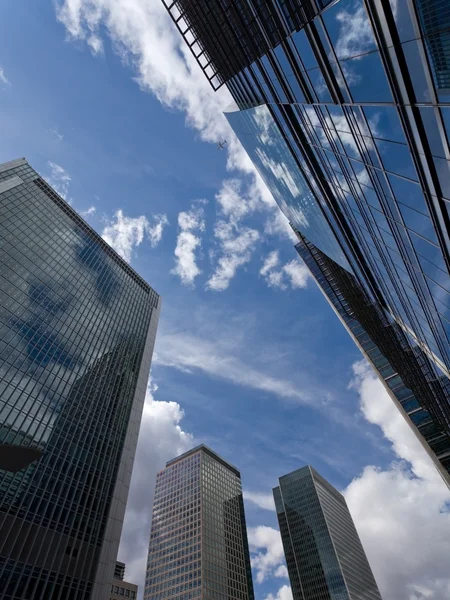 고층 빌딩으로 둘러싸인 하늘 — 스톡 사진