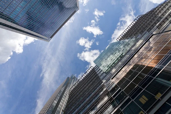 고층 빌딩으로 둘러싸인 하늘 — 스톡 사진