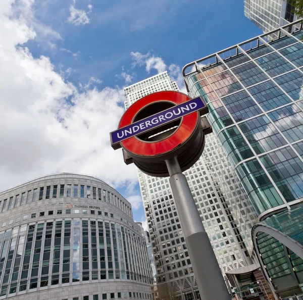 London - 10. april: das unterirdische schild von london vor dem kanar — Stockfoto