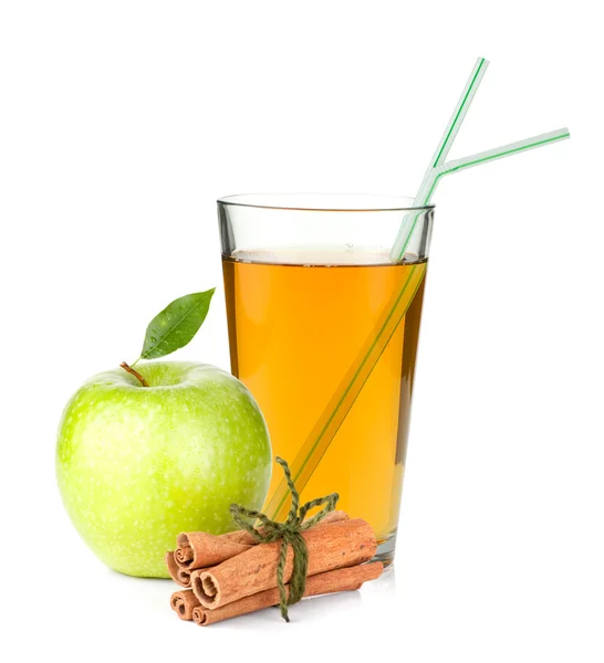 Jablečná šťáva v sklo, zelené jablko a skořice hole — Stock fotografie