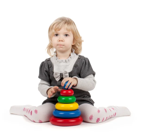Дівчинка з іграшковою пірамідою — стокове фото