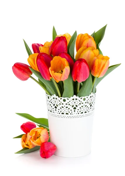 Красные и оранжевые тюльпаны в цветочном горшке — стоковое фото