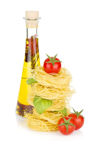 Makarna, domates, fesleğen ve zeytin yağı — Stok fotoğraf