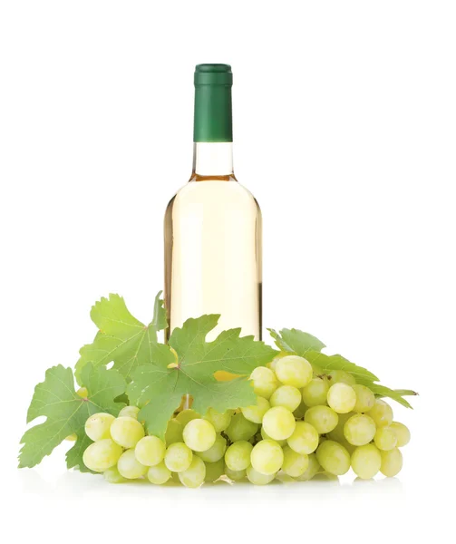 白色的葡萄酒瓶和葡萄 — 图库照片