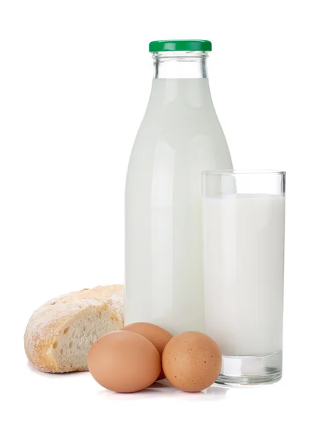 Bottiglia di latte, vetro, pane e uova — Foto Stock