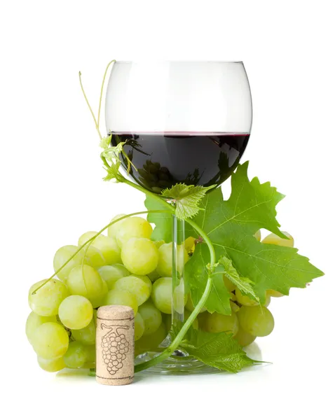Червоне винне скло і виноград — стокове фото