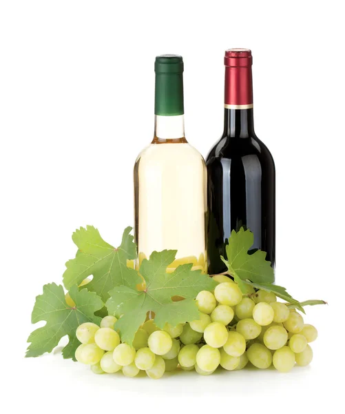 Дві пляшки вина та виноград — стокове фото